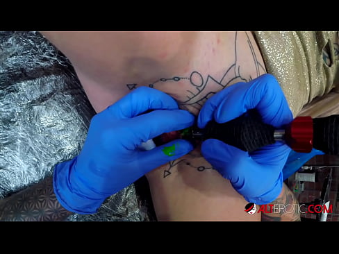 ❤️ Ekstreme tatuita varmulo Sully Savage ricevis tatuon sur sia klitoro ❤️❌ Porno vk ĉe eo.redpornpictures.ru ❤